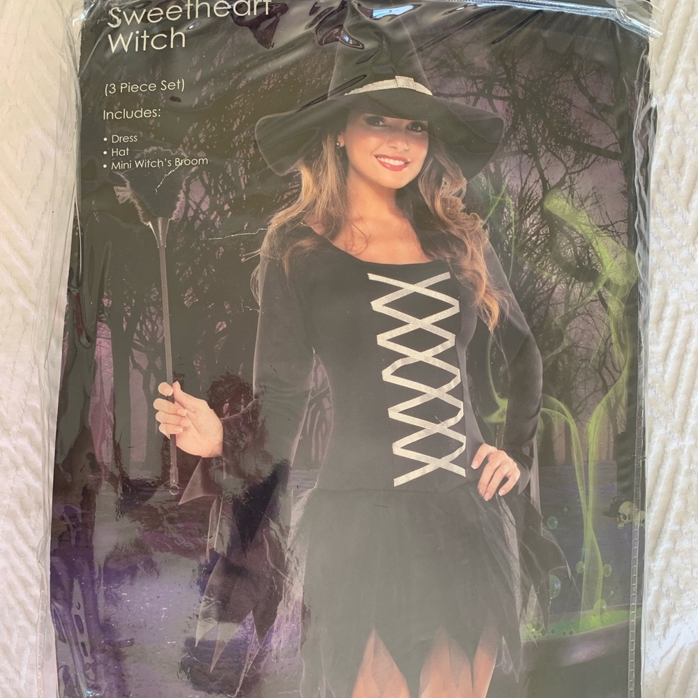Halloween costume (witch)